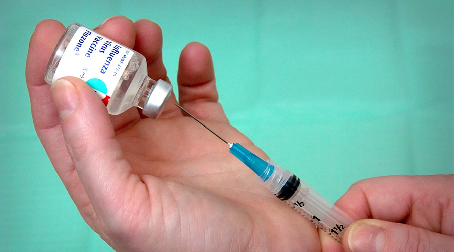 Специалисты не выявили побочных реакций у участников испытания вакцины от COVID-19