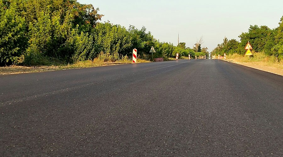 «ВАД» выполняет ремонт дороги в центре Крыма с опережением графика почти на год  
