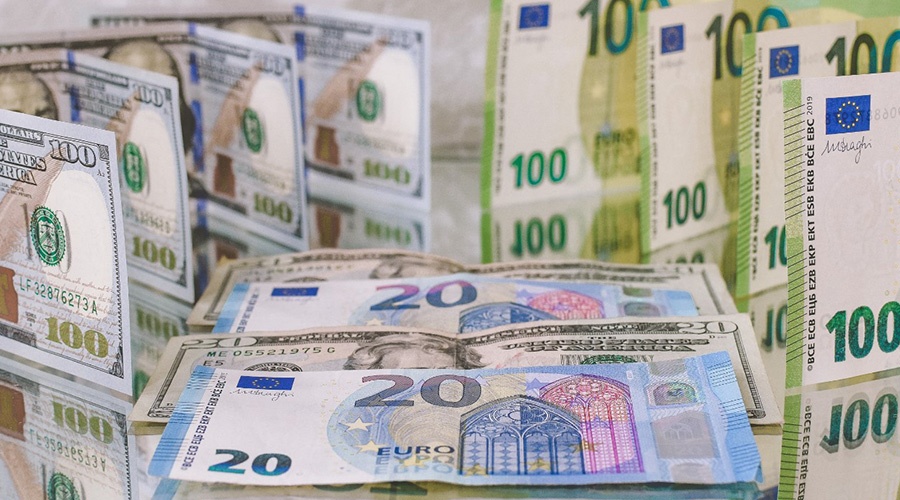 Курсы евро и доллара к рублю сравнялись