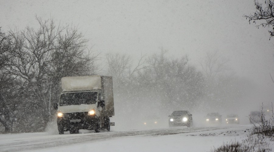 Почти 50 единиц техники МЧС дежурит на дорогах Крыма на случай сильных снегопадов