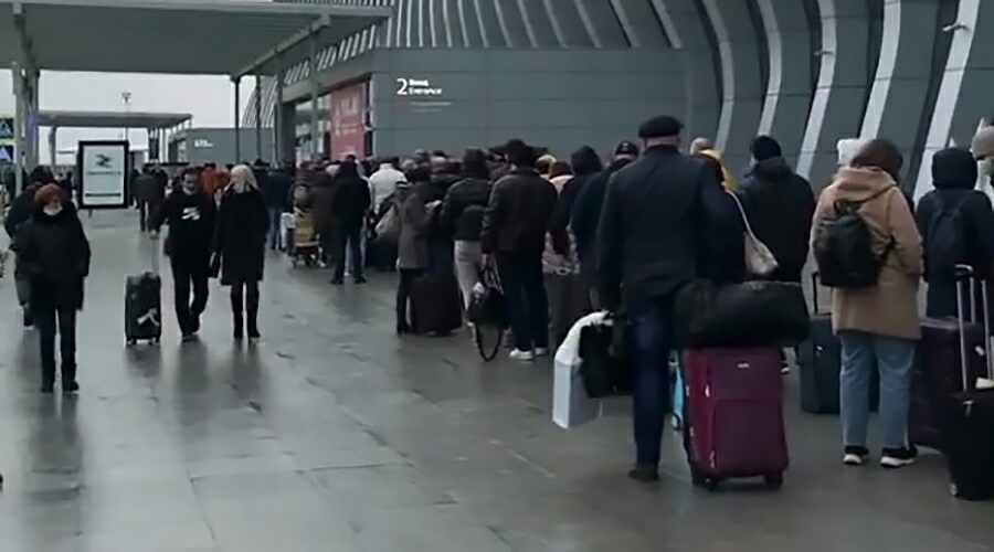 Аэропорт Симферополя объяснил причину очереди у терминала в последний день каникул