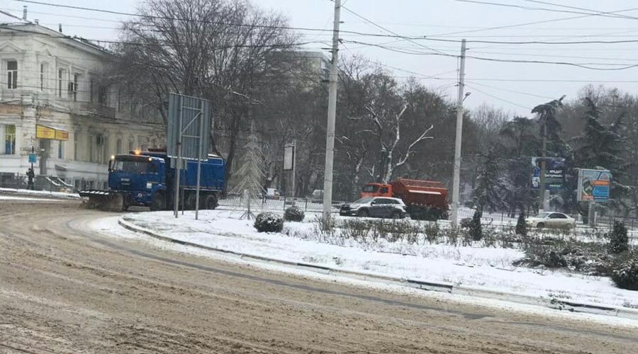 Коммунальщики в Симферополе привлекли дополнительную технику к расчистке улиц от снега