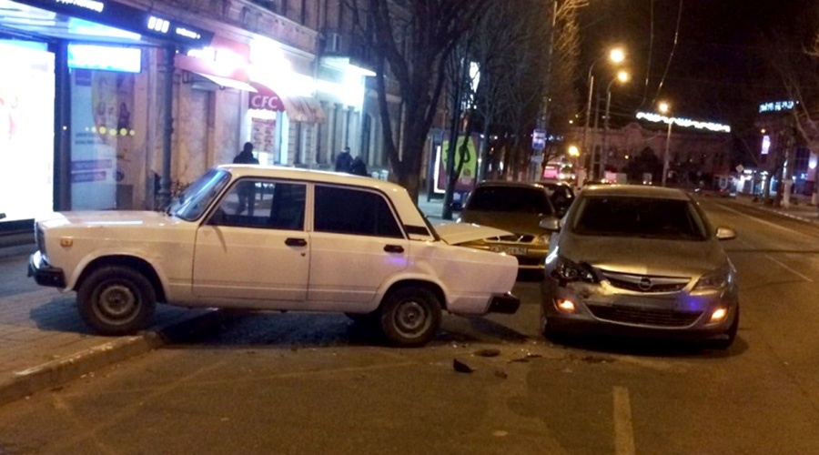 Сотрудник симферопольской СТО угнал автомобиль клиента и попал в аварию