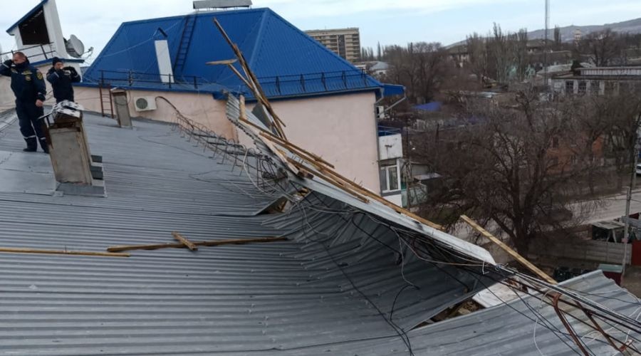 Сильный ветер сорвал часть крыши с шестиэтажного дома в Феодосии 