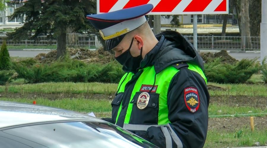 Полицейские в Крыму за сутки проверили почти 600 приезжих