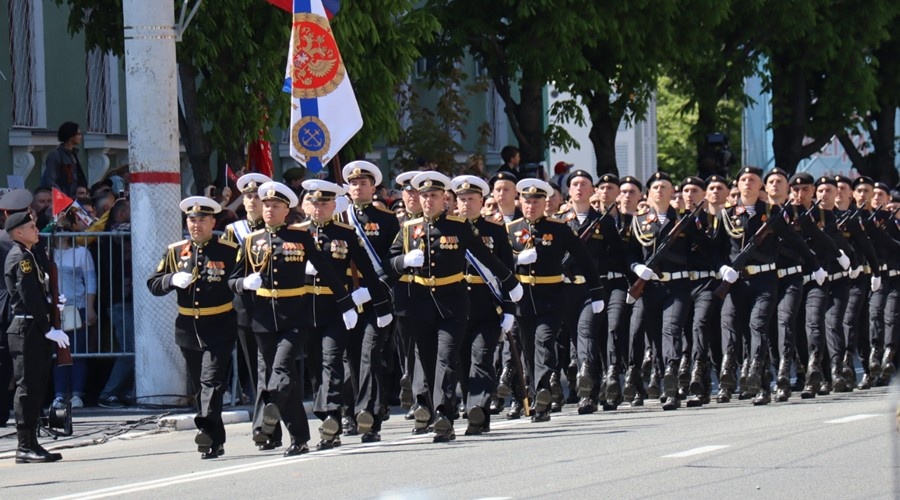 Парады Победы прошли в Симферополе и Севастополе