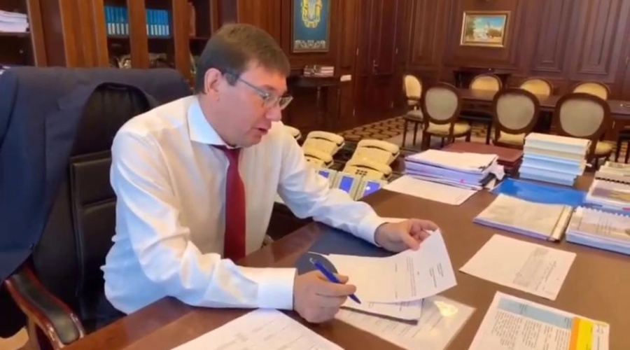 Генпрокурор Украины Луценко в прямом эфире написал заявление об отставке