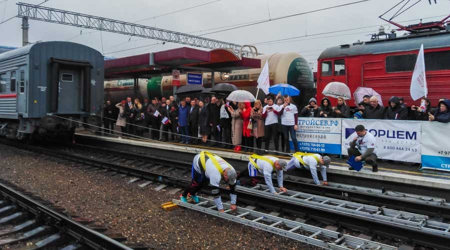 Силачи в Симферополе установили рекорд по перемещению поезда 