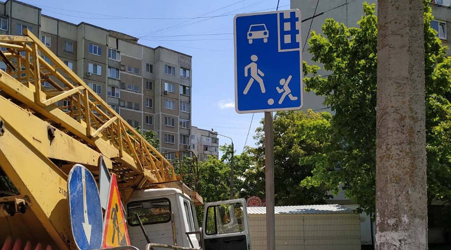 Симферопольский «Город» за неделю заменил почти 40 дорожных знаков