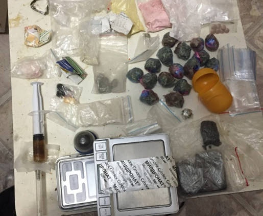 Полицейские обнаружили в доме симферопольца свертки с десятком видов наркотиков