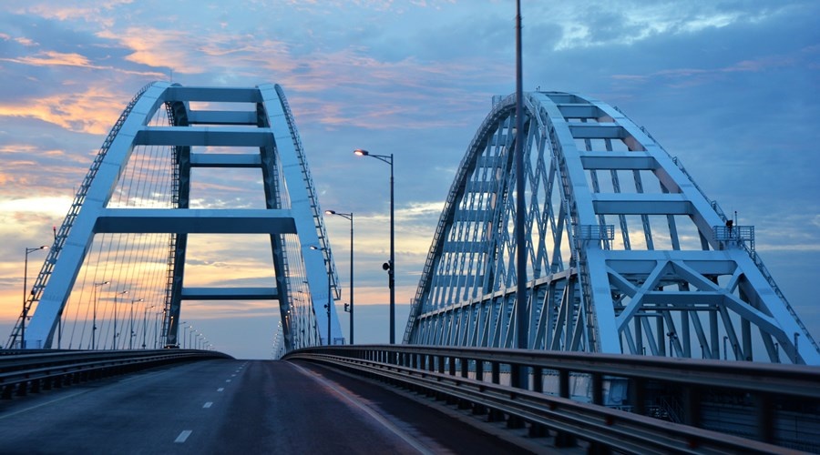Блокпост установят на Крымском мосту для контроля транспорта на период карантина