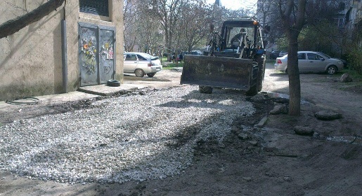 Сотрудники «Железнодорожного жилсервиса» Симферополя решили проблему отсутствия дорожного покрытия в одном из дворов при помощи 10 тонн щебня