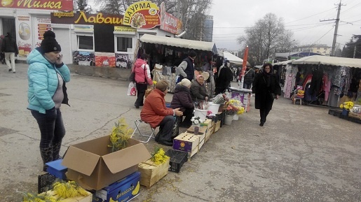 В канун 8 марта в Севастополе активизировались нелегальные точки по продаже цветов (ФОТО)