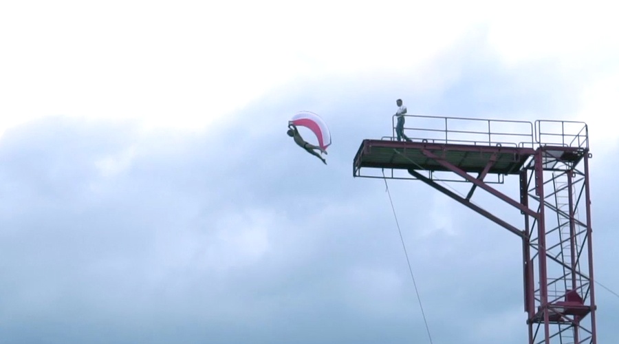 Чемпион мира по прыжкам с экстремальных высот прыгнул с вышки в Ялте в честь Дня флага