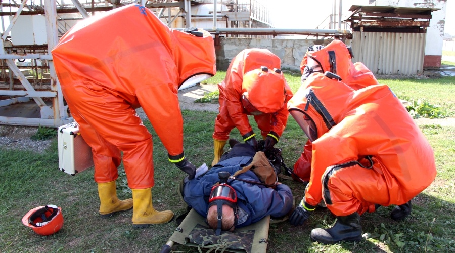 Спасатели ликвидировали условный разлив химических веществ на заводе в Армянске