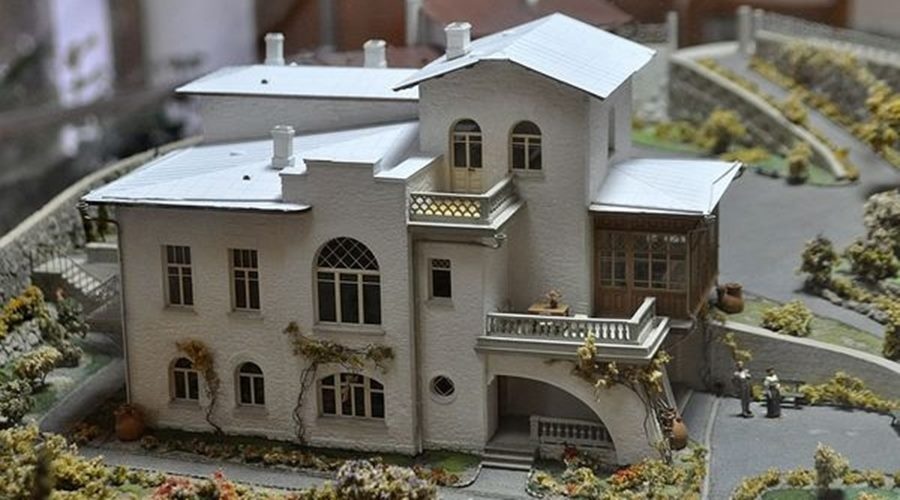 Дом-музей Чехова в Ялте представит выставку изображений и скульптур писателя